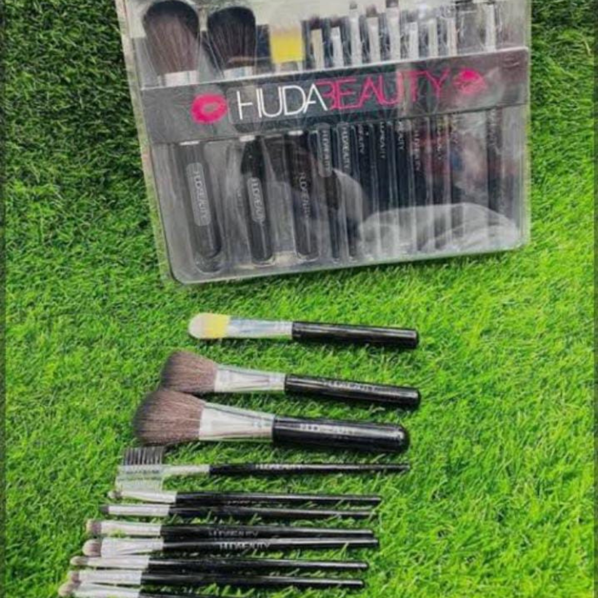 HUDA BEAUTY Professional Makeup Brush Set – 18 Pieces